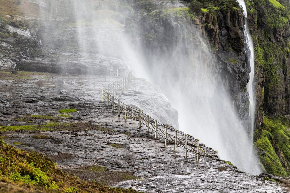 Top 4 Reverse Waterfalls in Maharashtra